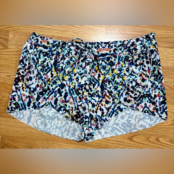 Athleta Pants - Athleta Multicolor Abstract Shorts size XL